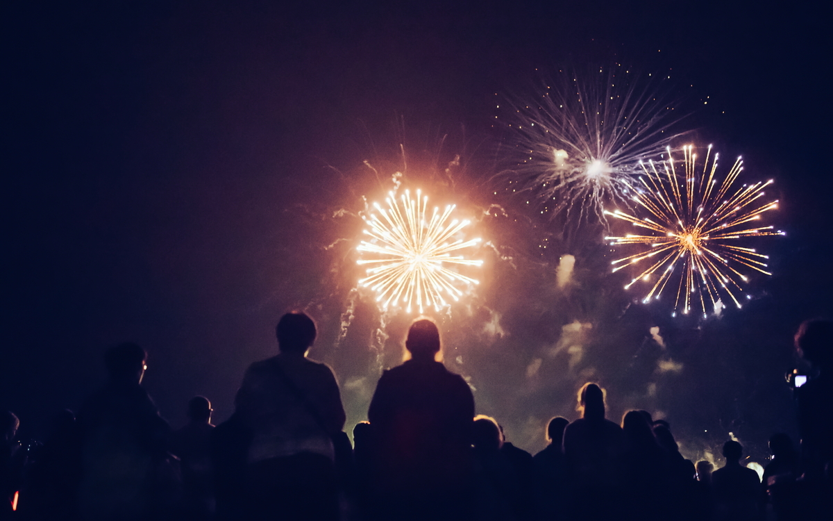 Menschenmenge, die Feuerwerk beobachtet