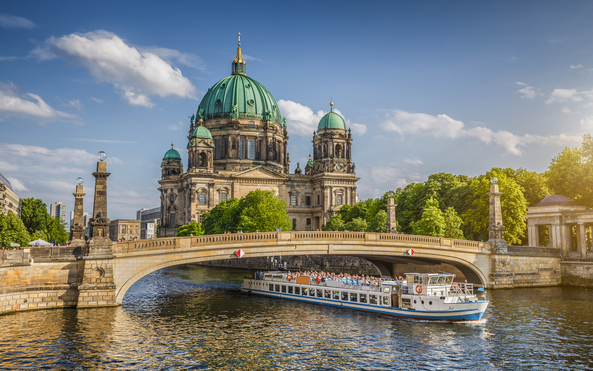 Berliner Dom mit Schiff auf der Spree