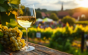 Weinfest im Herbst mit Riesling im Weinglas