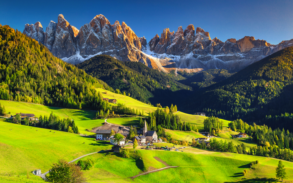 Frühlingslandschaft mit dem Dorf St. Magdalena in den Dolomiten