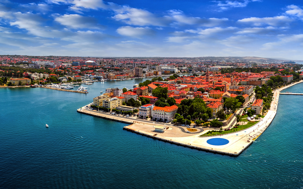 Luftpanorama auf die Altstadt von Zadar an der Adria mit Meeresorgel